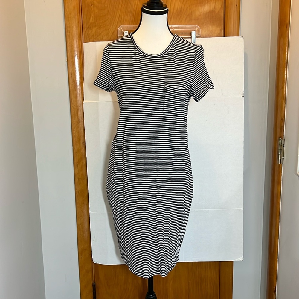 Old Navy Striped Black and White Mini Dress M
Front pocket